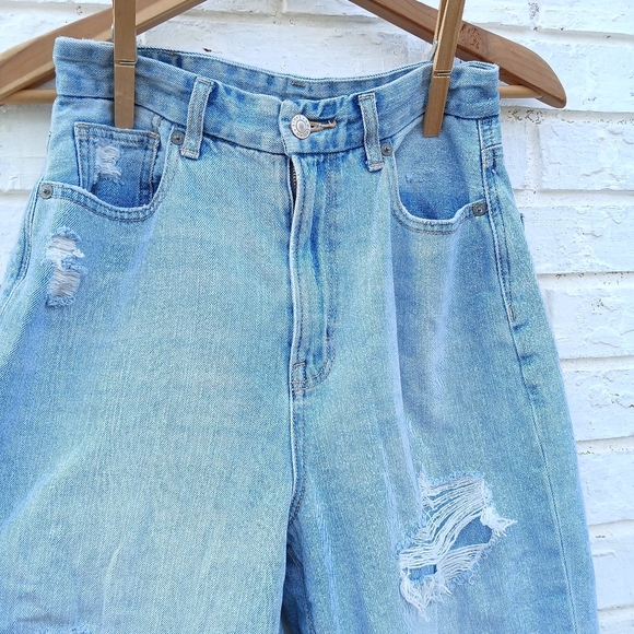 American Eagle Curvy Mom Jeans size 2 - Picture 3 of 9